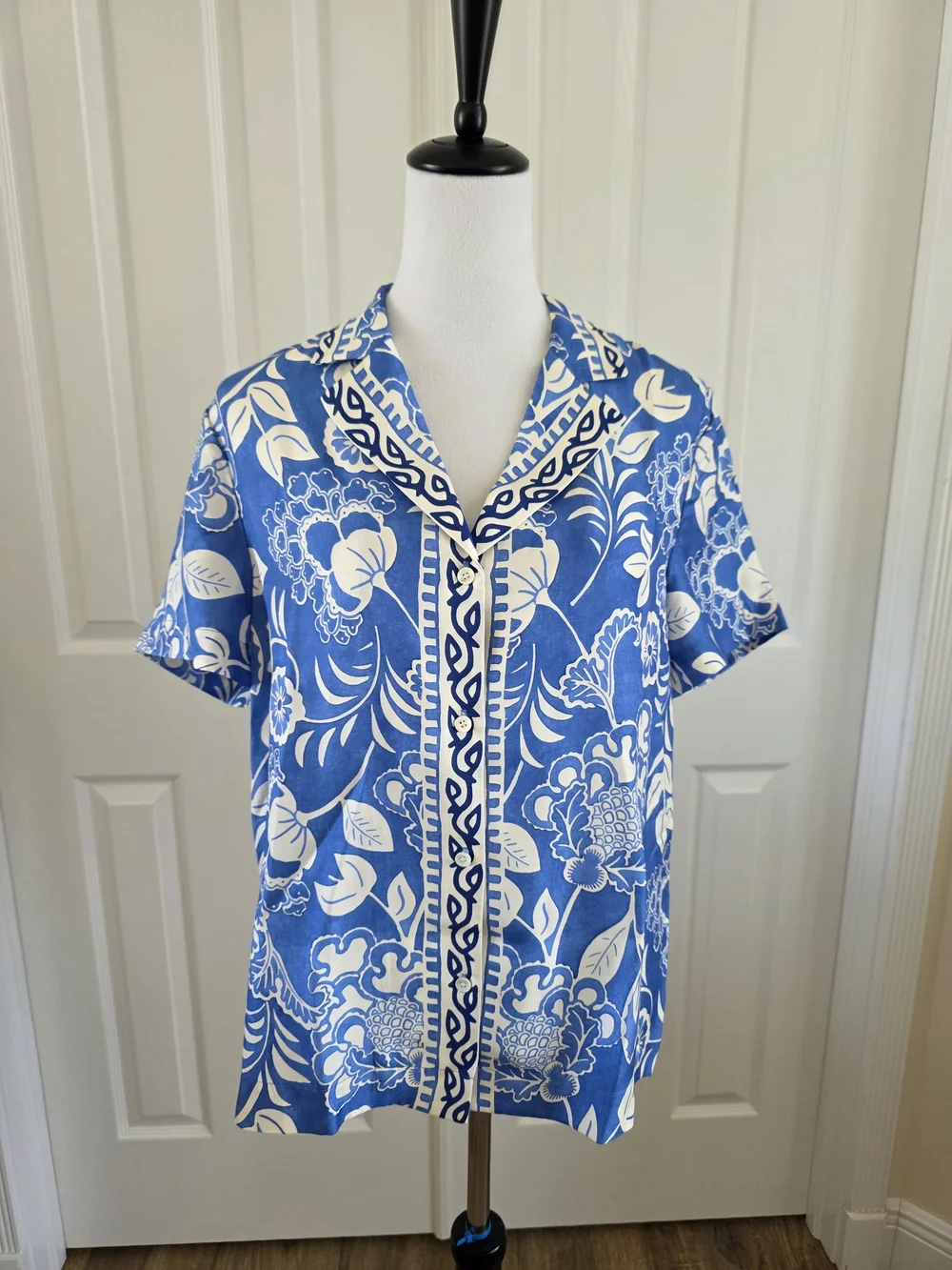 J.McLaughlin Silk Blend Floral Button Front Notched Collar Resort Blouse Size M - Picture 6 of 11